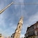 Una calle en Oporto, Portugal que presenta el campanario de la iglesia de Clérigos